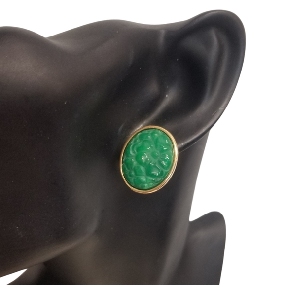 AVON 1989 CARVED CABACHON FLORAL STUD BACK EARRINGS - Picture 1 of 5